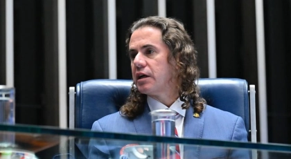 Ao orientar voto pelo fim da escala 6x1, L&iacute;der Veneziano alerta: Fl&aacute;vio Bolsonaro eleito revogaria a nova norma