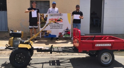 Prefeito de S&atilde;o Jos&eacute; de Caiana entrega micro trator a comunidade Lagoa da Telha 
