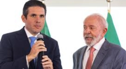 Pr&oacute;ximo a Lula e sem pautas-bomba, Hugo Motta se fortalece na C&acirc;mara