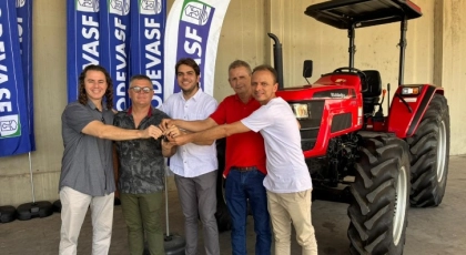 Veneziano entrega tratores para beneficiar comunidades rurais de Cuit&eacute; e Emas, em parceria com a Codevasf