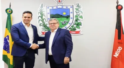 João Azevêdo transmite cargo para vice-governador Lucas Ribeiro