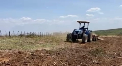 Mais de 200 fam&iacute;lias s&atilde;o beneficiadas com cortes de terra gratuitamente em S&atilde;o Jos&eacute; de Caiana