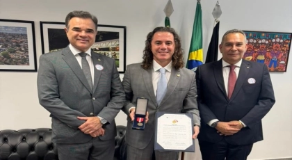 Veneziano &eacute; condecorado pelo TRT da 6&ordf; Regi&atilde;o por sua atua&ccedil;&atilde;o em favor da Justi&ccedil;a do Trabalho