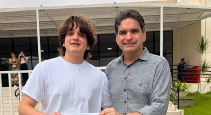 Murilo Galdino acompanha filho na emiss&atilde;o do primeiro t&iacute;tulo de eleitor e destaca import&acirc;ncia da cidadania 