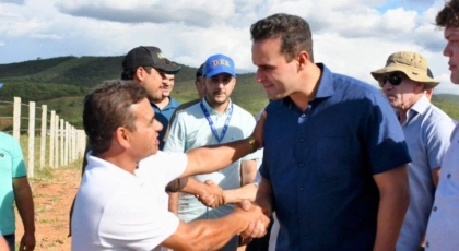 Governador Lucas Ribeiro destaca avan&ccedil;o de obras e investimentos em Santana de Mangueira e Curral Velho